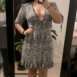 Black & White Low Cut V-Neck Snake Print 3/4 sleeve JustFab Dress. Size Medium.